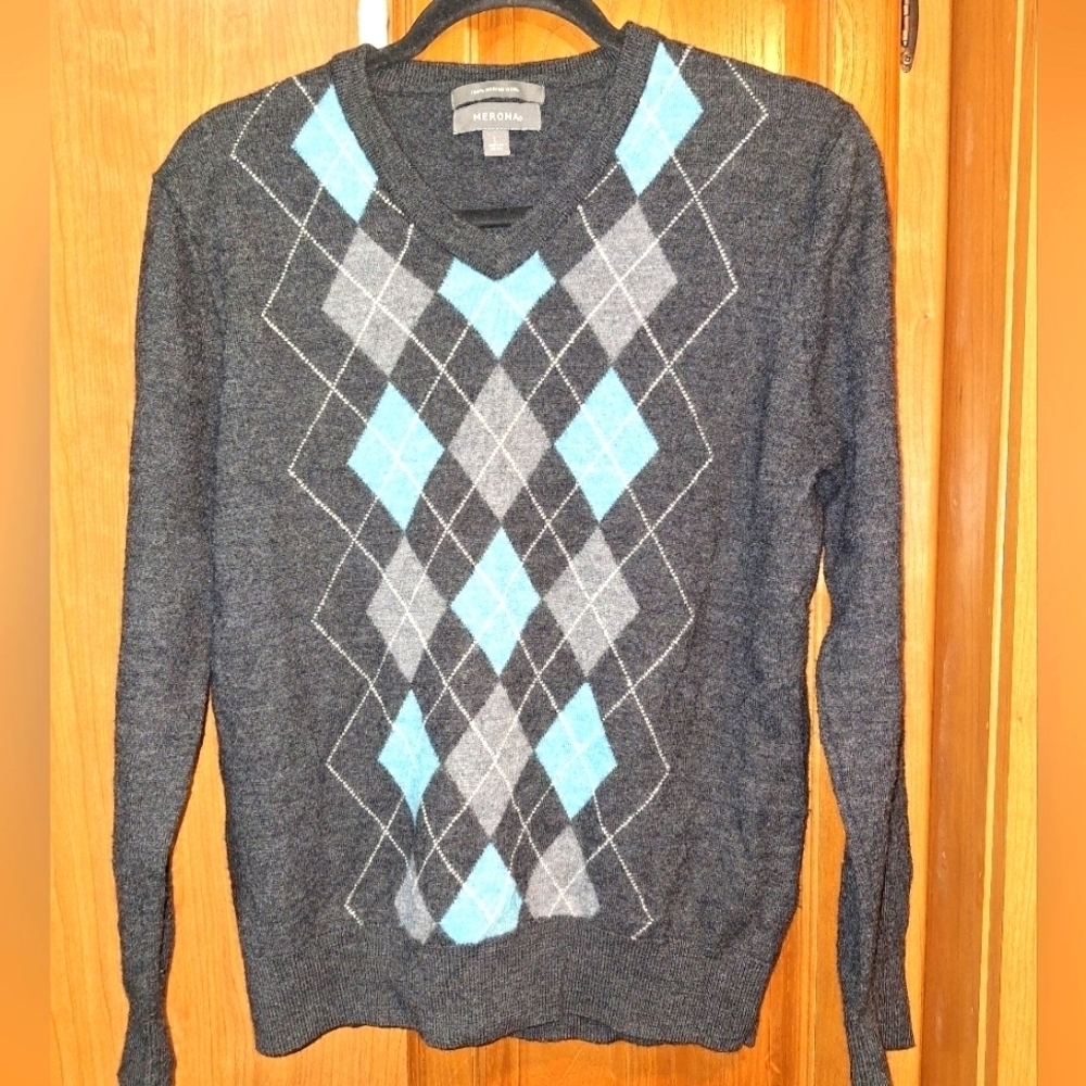 Merona 100% Merino Wool men's Argyle v-neck sweater in a size large.